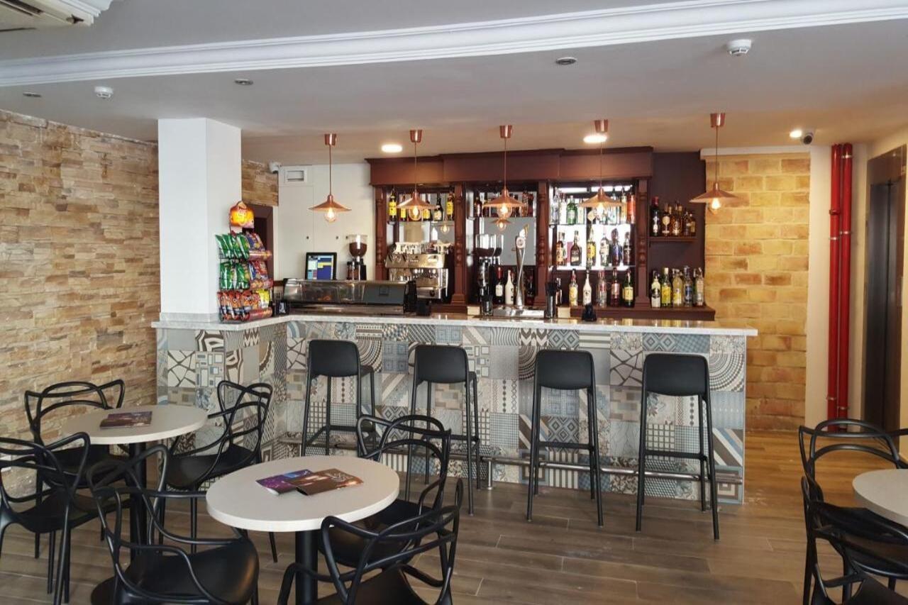 Hotel Queens - Adults Only Бенидорм Екстериор снимка